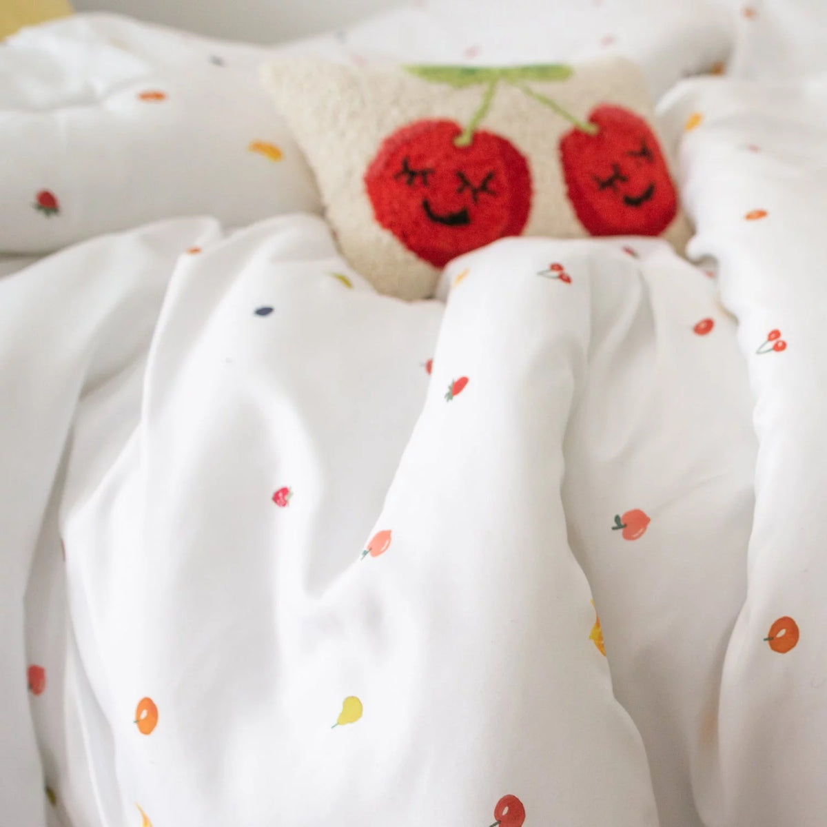 White Rainbow Fruits Full/Queen Comforter and Sham Set U725326