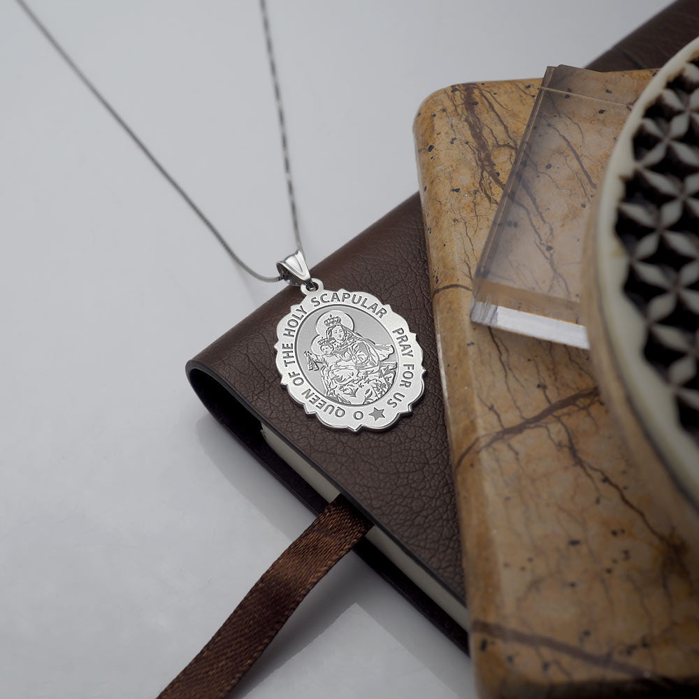 Oval 14K White Gold Scalloped Necklace Pendant U9301