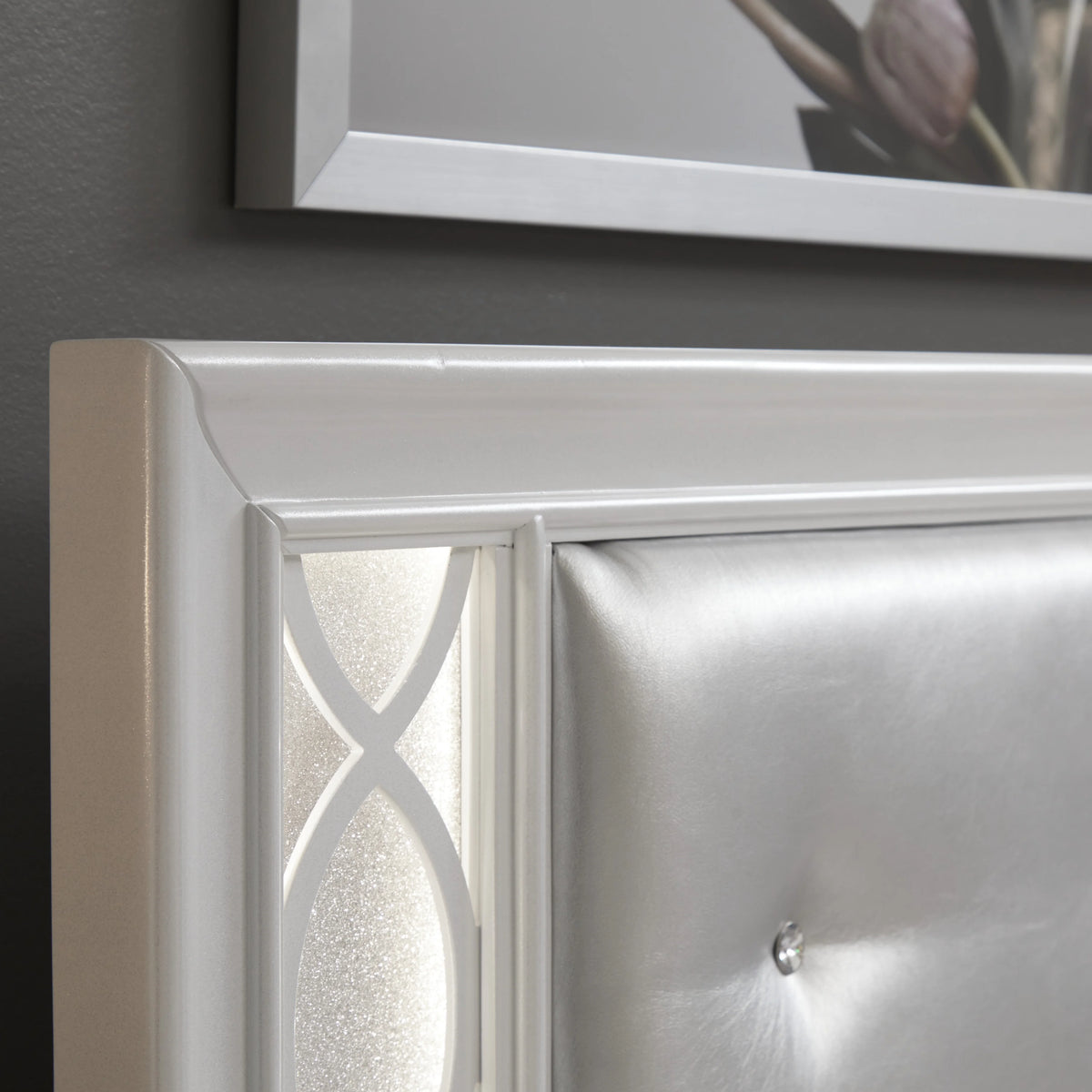 King 5-Piece Bedroom Set with LED Lights, Tufted Bed, Dresser, Mirror, and 2 Nightstands in Pearlized White G268